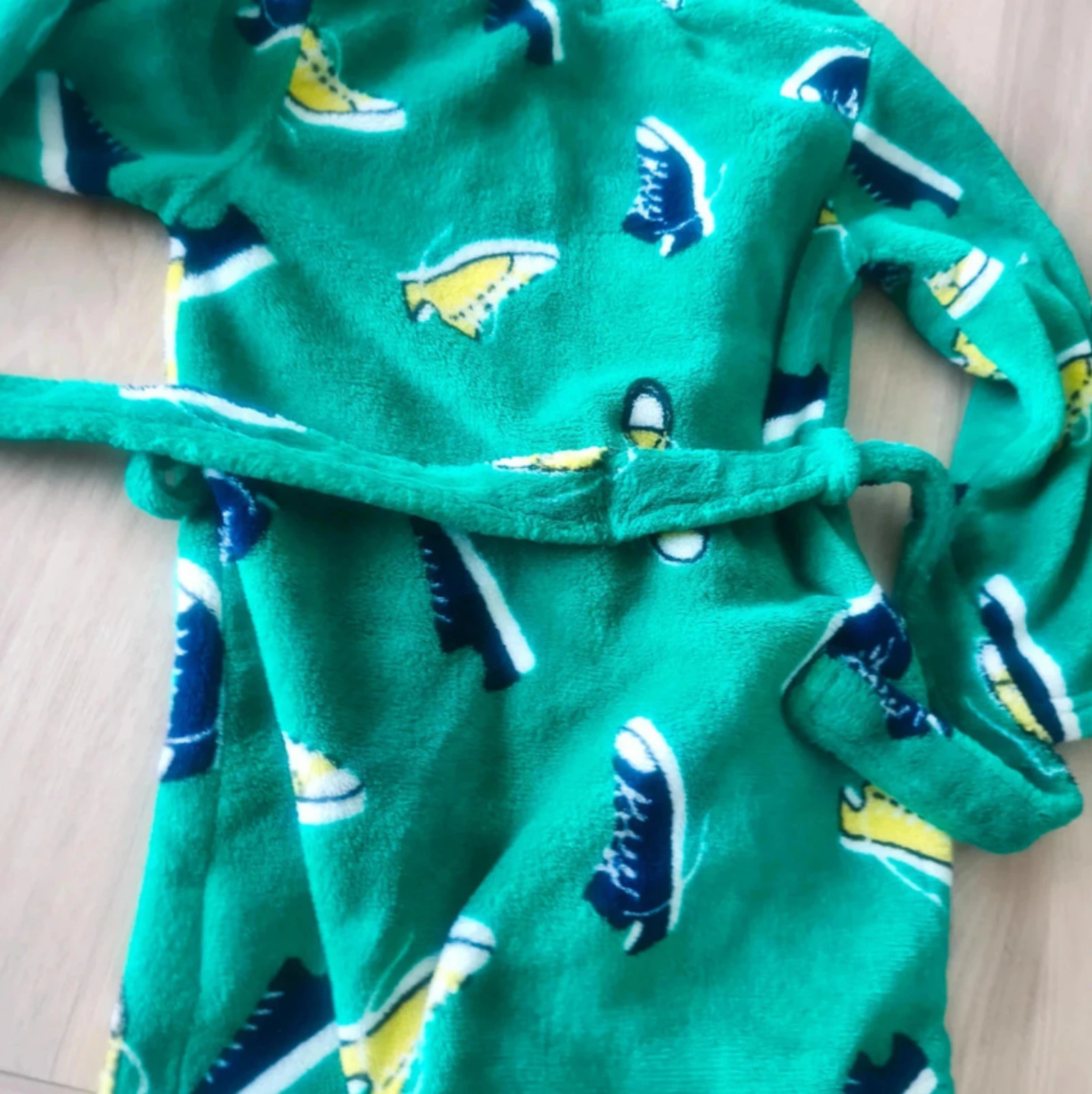 Magnifique peignoir vert garçon 5 ans avec des motifs de basket
 – photo 3